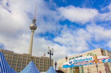 Berlin, Almanya - 25 Eylül 2018: Alexanderplatz de Berlin, geleneksel Oktoberfest