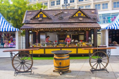 Berlin, Almanya - 25 Eylül 2018: Ahşap durak Berlin Alexanderplatz adlı geleneksel fuarında