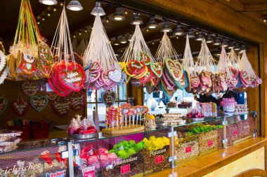 Berlin, Almanya - 25 Eylül 2018: Yakın çekim geleneksel Alman gingerbreads bir pazarında
