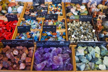 Berlin, Almanya - 25 Eylül 2018: Yarı değerli taşlar Satılık kümesi