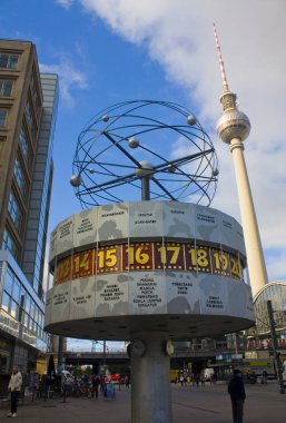 Berlin, Almanya - 25 Eylül 2018: Alexanderplatz de Berlin, Urania Dünya saati ve tv Kulesi
