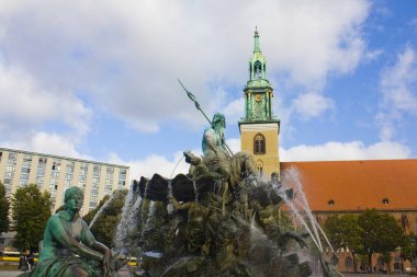 Berlin, Almanya - 25 Eylül 2018: Neptün Çeşmesi ve Meryem Ana Kilisesi de Berlin 