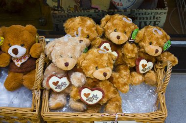 Berlin, Almanya - 25 Eylül 2018: Peluş ayılar - sembolü Berlin, ağır uğrak ziyaretçiler Nikolaiviertel (Nicholas Quarter) sokak tarafından Berlin eski şehir