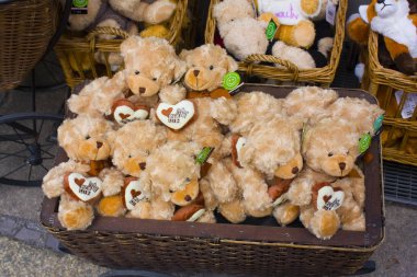 Berlin, Almanya - 25 Eylül 2018: Peluş ayılar - Berlin de Berlin Hediyelik eşya deposu sembolü