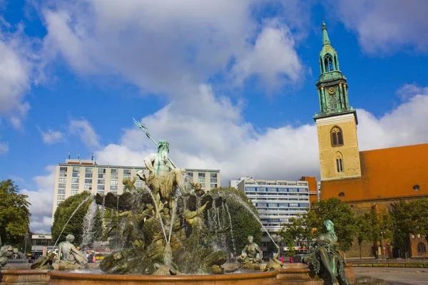 ベルリン ドイツ 2018 ネプチューンの噴水とベルリンの聖マリア教会 — ストック写真