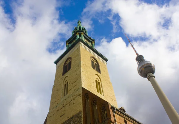 Berlin Saksa Syyskuuta 2018 Pyhän Marian Kirkko Marienkirche Televisiotorni Berliinissä — kuvapankkivalokuva