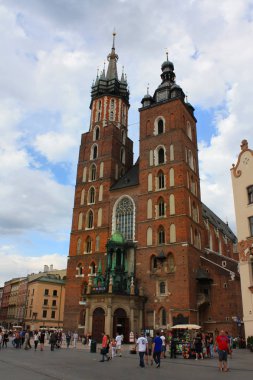 Kilise St. Mary Polonya Krakow şehrinde ana Pazar square (Rynek Glowny)