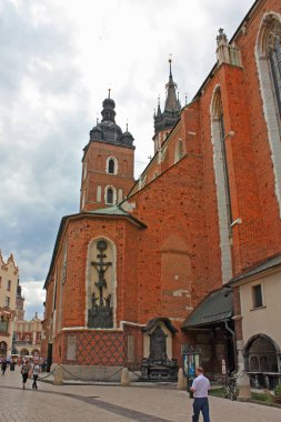 Krakow, Polonya - 15 Haziran 2016: Aziz Meryem Kilisesi Krakow Ana Market Square (Rynek Glowny) üzerinde