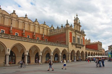 Krakow - 15 Haziran 2016. Sukennice, Krakow, Polonya'nın ana Meydanı