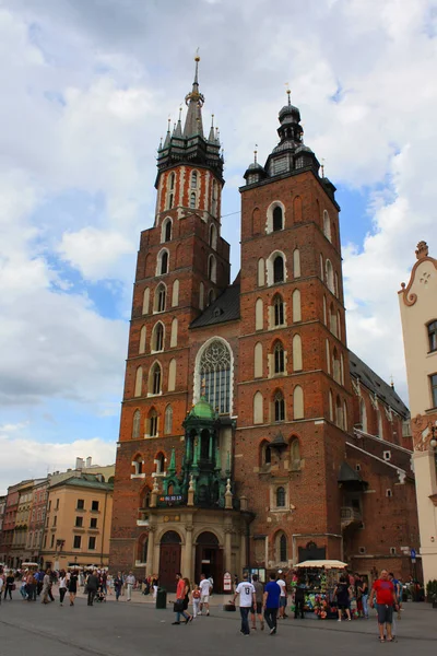 Kerk van St. Mary in het marktplein (Rynek Glowny) in de stad van Krakow in Polen — Stockfoto