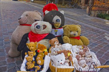 Berlin, Almanya - 25 Eylül 2018: Peluş ayılar - sembolü Berlin, ağır uğrak ziyaretçiler Nikolaiviertel (Nicholas Quarter) sokak tarafından Berlin eski şehir