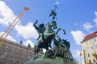 Berlin, Almanya - 25 Eylül 2018: Heykel, Saint George Nikolai çeyrek (Nikolaiviertel) Berlin