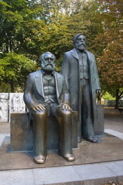 Berlin, Almanya - 25 Eylül 2018: Karl Marx ve Friedrich Engels anıt eski Demokratik Almanya Cumhuriyeti relict Berlin şehir merkezinde yer alan
