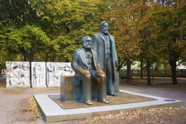 Berlin, Almanya - 25 Eylül 2018: Karl Marx ve Friedrich Engels anıt eski Demokratik Almanya Cumhuriyeti relict Berlin şehir merkezinde yer alan