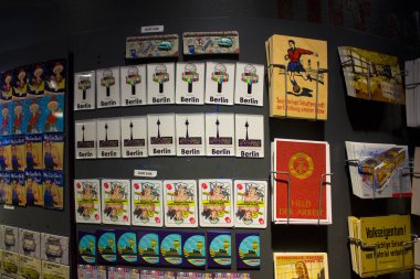 Berlin, Almanya - 25 Eylül 2018: Mıknatıslar Ddr Müzesi Berlin vitrinde