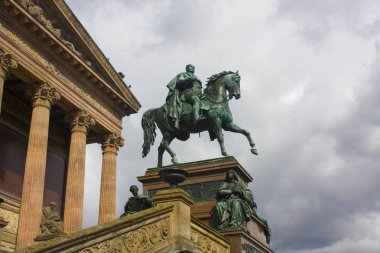 Berlin, Almanya - 25 Eylül 2018: Frederick William IV'e Prusya Alte Nationalgalerie ayında Berlin bölgesindeki Alexander Calandrelli, 1875-1886 yılında yapılan Müze Adası önünde atlı heykeli