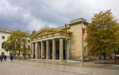 Berlin, Almanya - 25 Eylül 2018: Berlin'de savaşın kurbanları için adanmış yeni Guard Müzesi (Neue Wache)