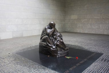 Berlin, Almanya - 14 Eylül 2018: Heykel ölü oğlu K. Kollwitz Neue Wache içinde tarafından annesiyle. Bu kurbanlar savaş ve diktatörlük için Almanya Merkezi anıt olarak hizmet vermektedir