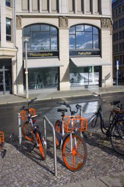 Berlin, Almanya - 25 Eylül 2018: Berlin Humboldt Üniversitesi İlahiyat Fakültesi önünde Bisikletler