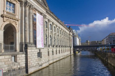 Berlin, Almanya - 25 Eylül 2018: Müzesi Berlin Müzesi adada işaret