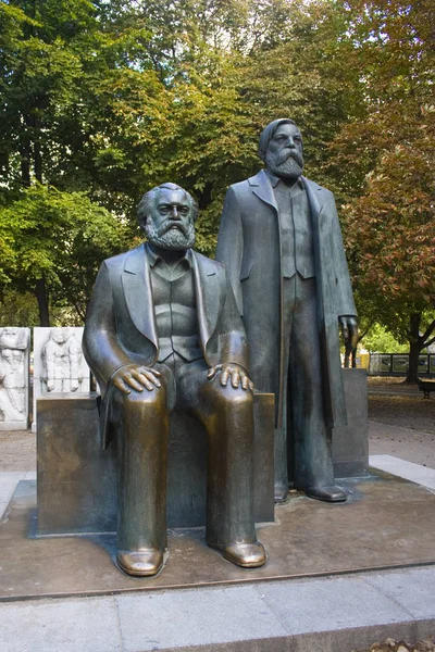 Berlino Germania Settembre 2018 Monumento Karl Marx Friedrich Engels Situato — Foto Stock