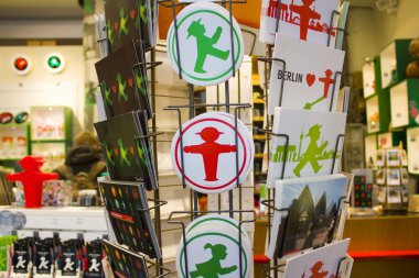 Berlin, Almanya - 25 Eylül 2018: Ampelmann Hediyelik eşya dükkanı - yaya ışık sembolü Berlin Hatıra