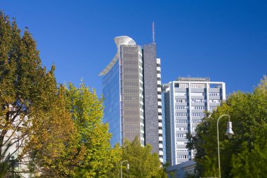 Berlin, Almanya - 25 Eylül 2018: Modern gökdelenler, Berlin, Almanya