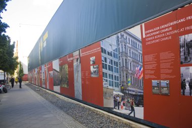 Berlin, Almanya - 25 Eylül 2018: Charlie kontrol noktası ve Doğu Almanya Berlin sokakta fotoğraf Fuar