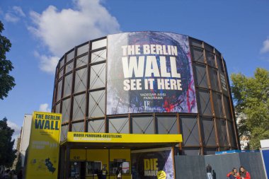 Berlin, Almanya - 25 Eylül 2018: Museum The Wall - Asisi Panorama Berlin Berlin Checkpoint Charlie yakınındaki