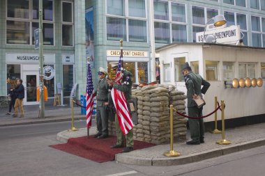 Berlin, Almanya - 25 Eylül 2018: Eski sınırı geçmek Berlin Checkpoint Charlie. Soğuk savaş sırasında Doğu ve Batı Berlin arasında en iyi bilinen Berlin Duvarı geçiş noktası olduğunu