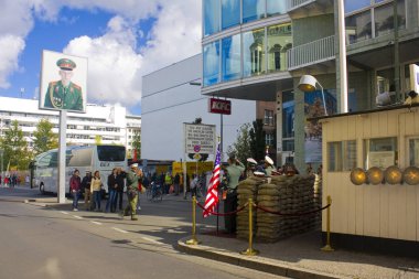 Berlin, Almanya - 25 Eylül 2018: Eski sınırı geçmek Berlin Checkpoint Charlie. Soğuk savaş sırasında Doğu ve Batı Berlin arasında en iyi bilinen Berlin Duvarı geçiş noktası olduğunu