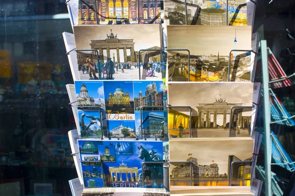 Berlin Deutschland September 2018 Souvenir Postkarten Auf Der Vitrine Berlin — Stockfoto