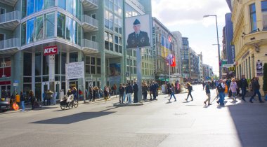 Berlin, Almanya - 25 Eylül 2018: Eski sınırı geçmek Berlin Checkpoint Charlie. Soğuk savaş sırasında Doğu ve Batı Berlin arasında en iyi bilinen Berlin Duvarı geçiş noktası olduğunu