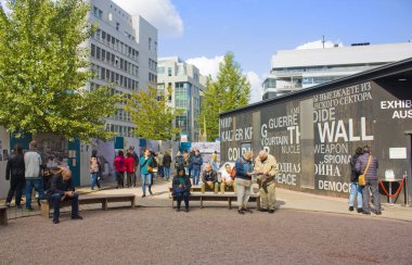 Berlin, Almanya - 25 Eylül 2018: Müzesi kara kutu soğuk savaş Berlin Checkpoint Charlie yakınındaki