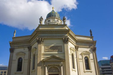 Berlin, Almanya - 25 Eylül 2018: Fransız Katedrali de Berlin Gendarmenmarkt meydanında