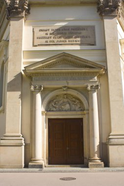 Berlin, Almanya - 25 Eylül 2018: Berlin Gendarmenmarkt meydanında Alman Katedrali kapı