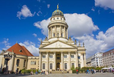 Berlin, Almanya - 25 Eylül 2018: Fransız Katedrali de Berlin Gendarmenmarkt meydanında