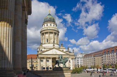 Berlin, Almanya - 25 Eylül 2018: Fransız Katedrali de Berlin Gendarmenmarkt meydanında