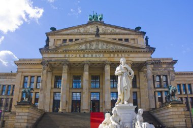 Berlin, Almanya - 25 Eylül 2018: Schiller Anıtı önünde Berlin Gendarmenmarkt meydanında konser salonu (Konzerthaus)