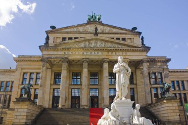 Berlin, Almanya - 25 Eylül 2018: Schiller Anıtı önünde Berlin Gendarmenmarkt meydanında konser salonu (Konzerthaus)