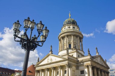 Berlin, Almanya - 25 Eylül 2018: Fransız Katedrali de Berlin Gendarmenmarkt meydanında