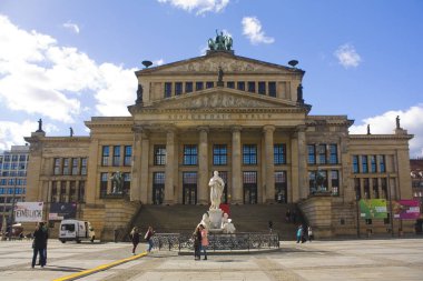 Berlin, Almanya - 25 Eylül 2018: Schiller Anıtı önünde Berlin Gendarmenmarkt meydanında konser salonu (Konzerthaus)