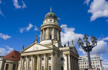 Berlin, Almanya - 25 Eylül 2018: Fransız Katedrali de Berlin Gendarmenmarkt meydanında