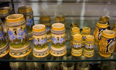 Berlin, Almanya - 25 Eylül 2018: Alman Seramik bira gözlük Berlin Hediyelik eşya deposu