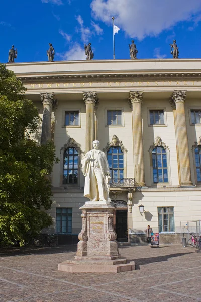 Berlín Alemania Septiembre 2018 Monumento Helmholtz Ante Universidad Humboldt Berlín —  Fotos de Stock