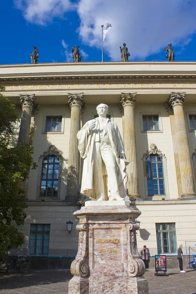 Βερολίνο Γερμανία Σεπτεμβρίου 2018 Μνημείο Helmholtz Πριν Από Πανεπιστήμιο Humboldt — Φωτογραφία Αρχείου