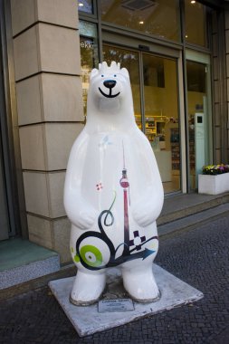 Berlin, Almanya - 25 Eylül 2018: Ayı heykel renkli berlin motifleri ile dekore edilmiştir. Ayı Berlin sembolüdür ve bu heykeller şehrin dört görülebilir