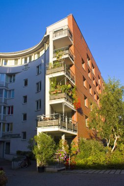Berlin, Almanya - 26 Eylül 2018: Berlin'in Kreuzberg semtinde modern apartmanda, şirin avlu