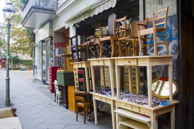 Berlin, Almanya - 26 Eylül 2018: Vintage mobilya ve antika Berlin Kreuzberg ilçesinde ikinci el deposunda