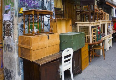 Berlin, Almanya - 26 Eylül 2018: Vintage mobilya ve antika Berlin Kreuzberg ilçesinde ikinci el deposunda